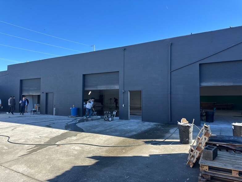 19,794 SF - 3 Industrial Bldgs. For Sale portfolio of 3 properties for sale on LoopNet.com - Building Photo - Image 2 of 23