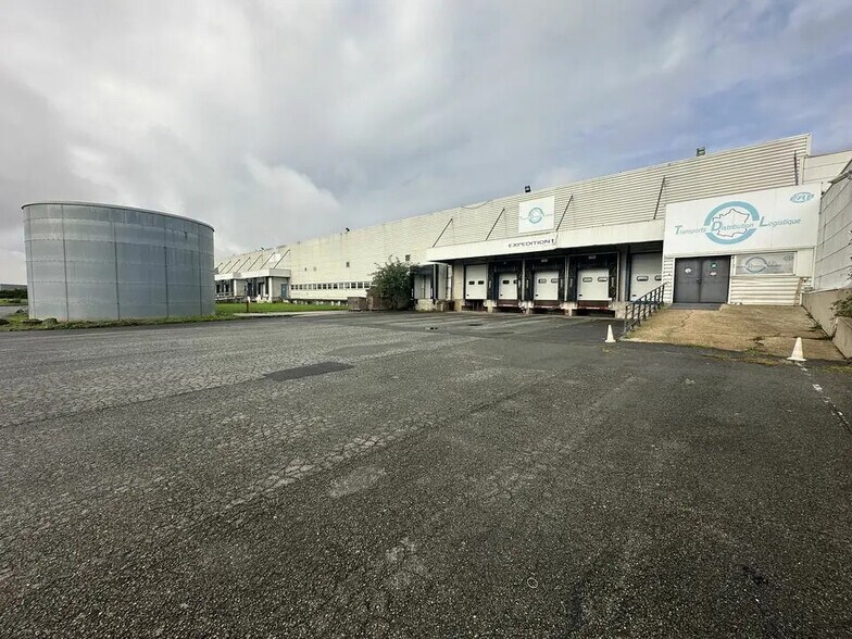 Flex in Louvres for lease - Building Photo - Image 2 of 7