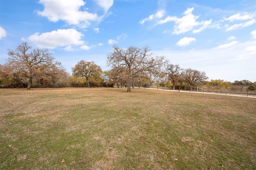 300 Nichols Ct, Granbury, TX for sale - Building Photo - Image 1 of 1