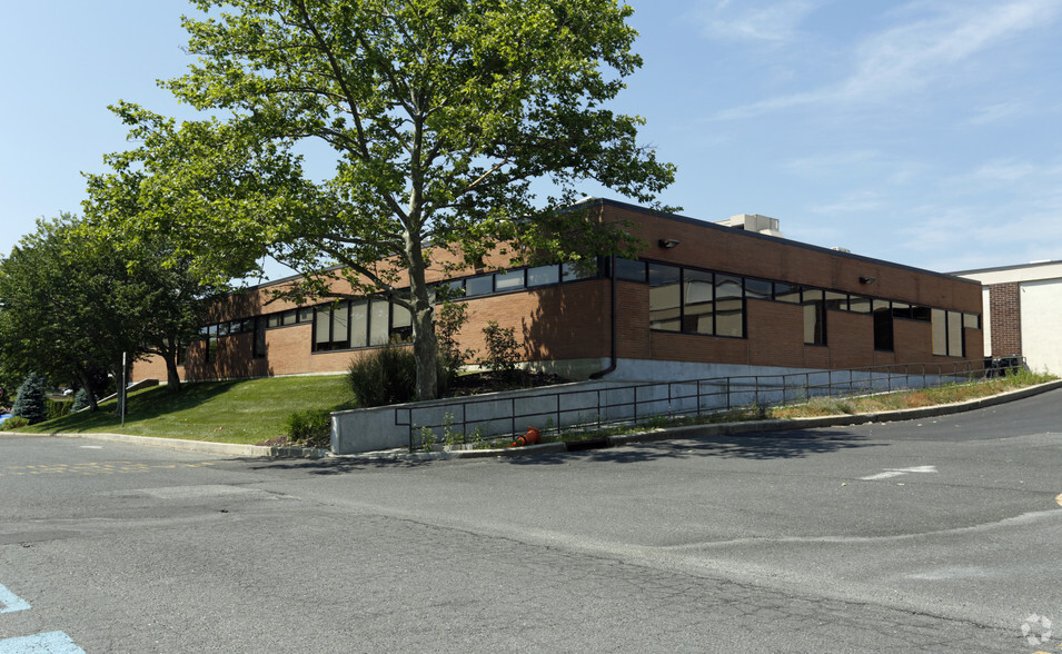 2211 Allenwood Rd, Wall, NJ for lease - Primary Photo - Image 1 of 3