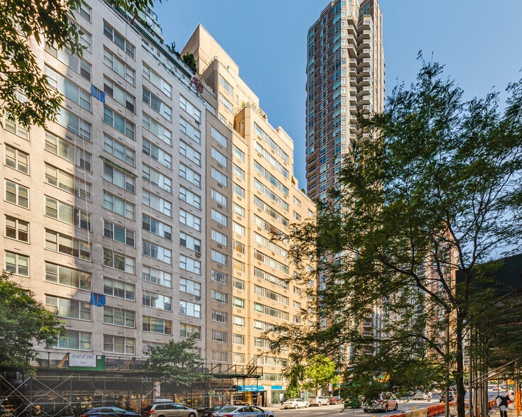 1062 3rd Ave, New York, NY for lease - Building Photo - Image 2 of 4