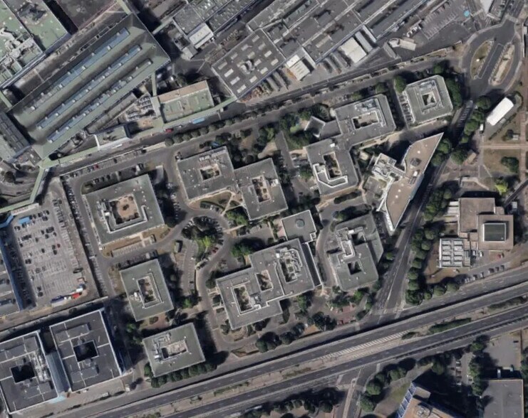 Office in Colombes for lease - Aerial - Image 2 of 5