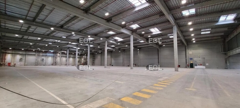 Industrial in Saint-Vulbas for lease - Interior Photo - Image 3 of 7