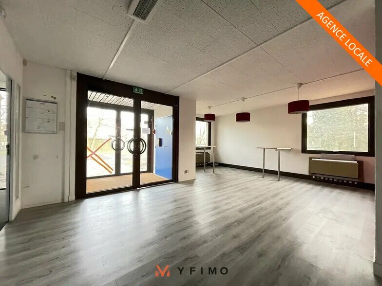 Office in Aubergenville for lease - Interior Photo - Image 2 of 10