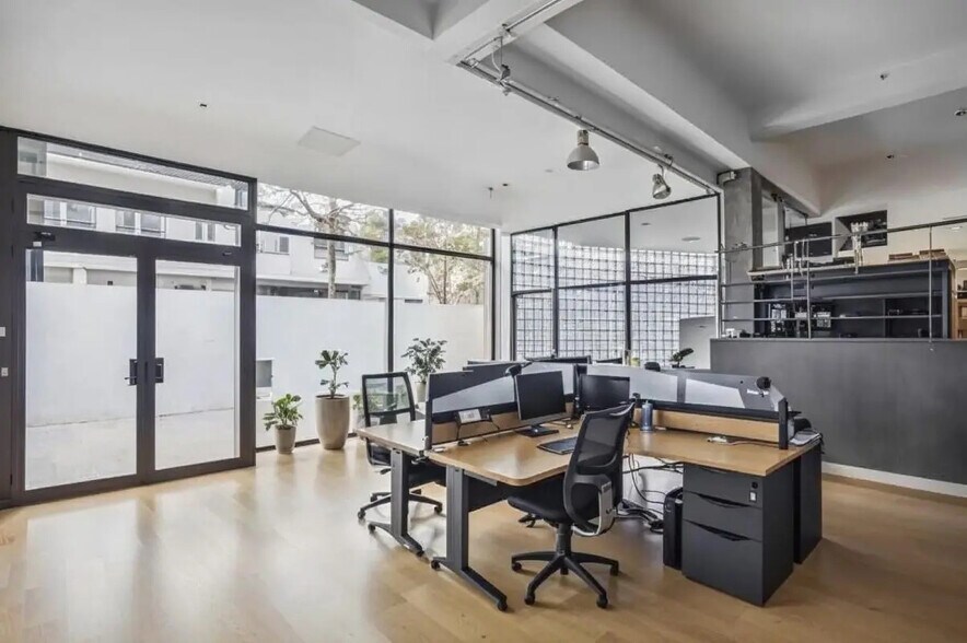 Office in Suresnes for sale - Building Photo - Image 2 of 12