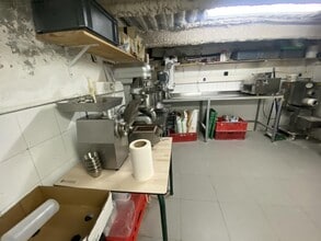 Retail in Barcelona, Barcelona for lease Interior Photo- Image 2 of 7