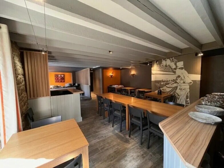 Retail in Vannes for lease - Building Photo - Image 3 of 11