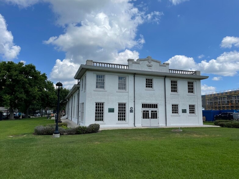 226 Lakeview Dr, Sugar Land, TX for sale - Building Photo - Image 2 of 7