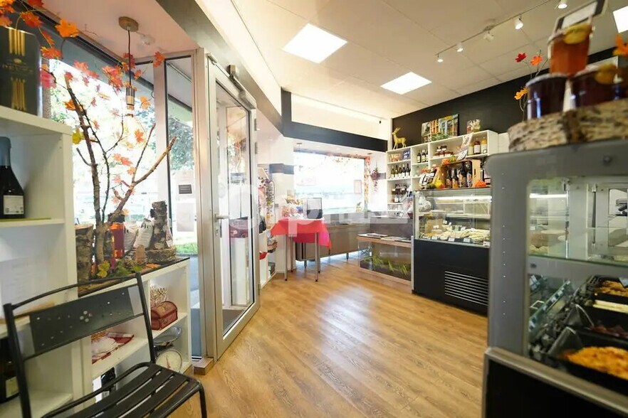 Retail in Sainte-Foy-lès-Lyon for sale - Interior Photo - Image 2 of 5