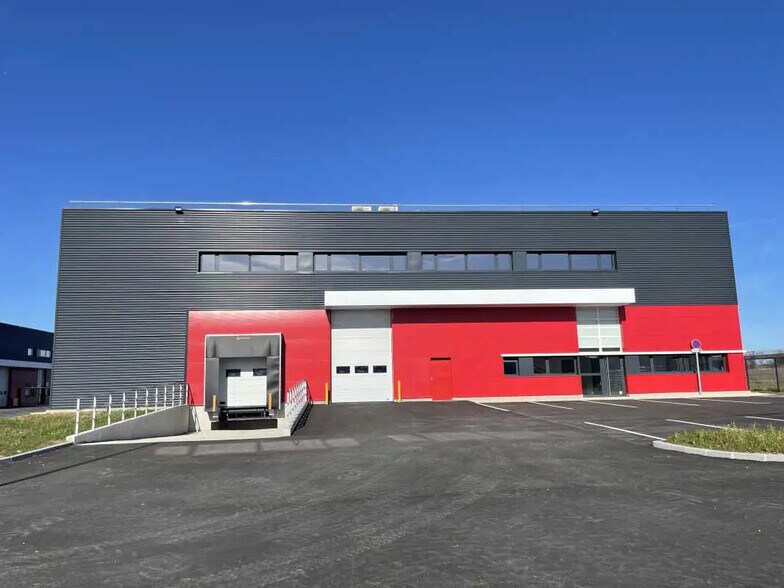 Office in Heyrieux for lease - Building Photo - Image 1 of 7