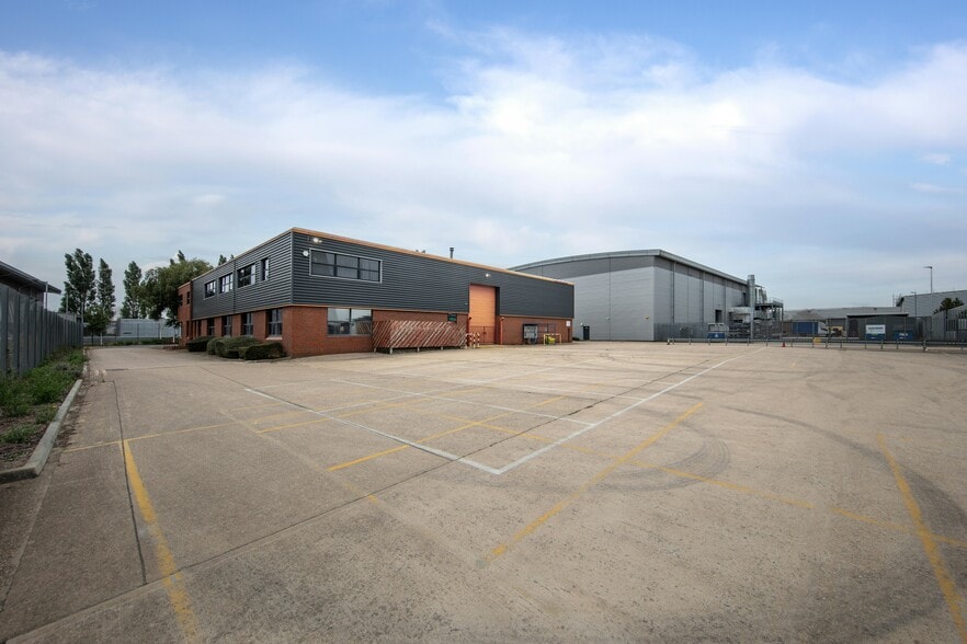 706-707 Stirling Rd, Slough for lease - Building Photo - Image 2 of 29