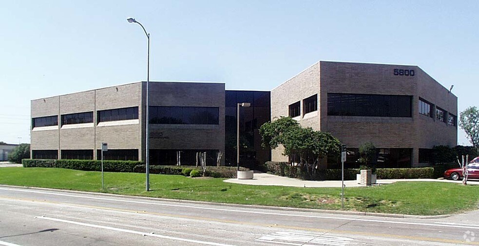 5800 Ranchester Dr, Houston, TX 77036