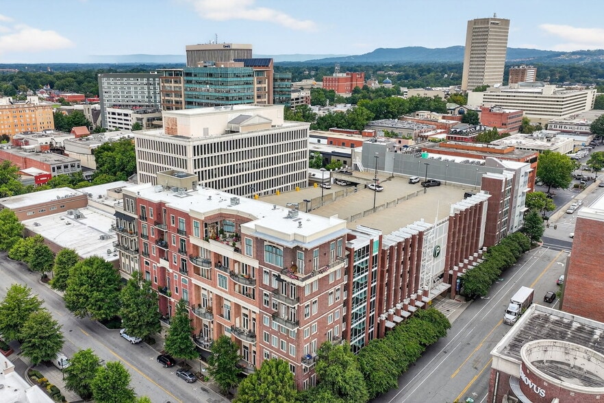 121-131 E McBee Ave, Greenville, SC for lease - Building Photo - Image 3 of 5