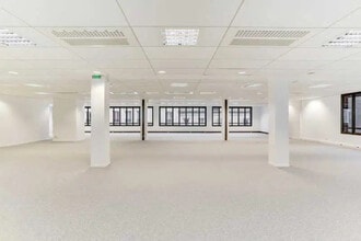 13 Rue Moreau, Paris for lease Interior Photo- Image 2 of 4