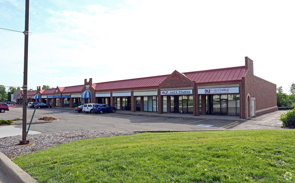 1889-1955 Brittain Rd, Akron, OH for lease - Primary Photo - Image 1 of 4