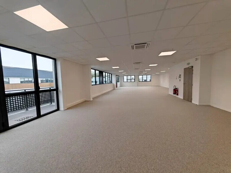 Industrial in Chalifert for lease - Building Photo - Image 2 of 6