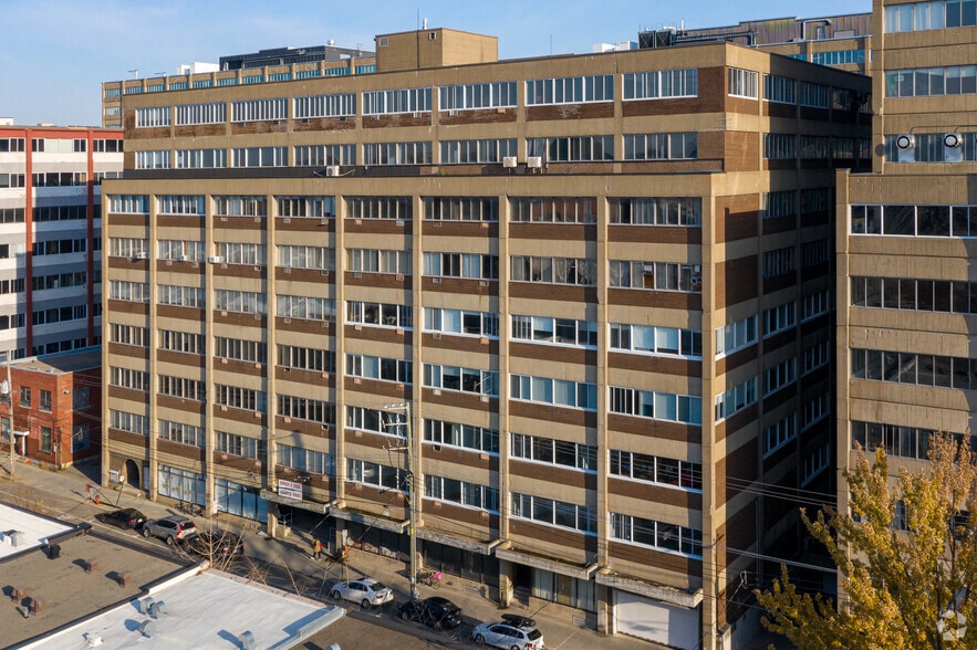 5425 Av Casgrain, Montréal, QC for lease - Primary Photo - Image 1 of 7