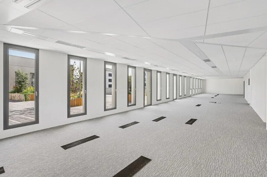 Office in Villeurbanne for lease - Building Photo - Image 1 of 17