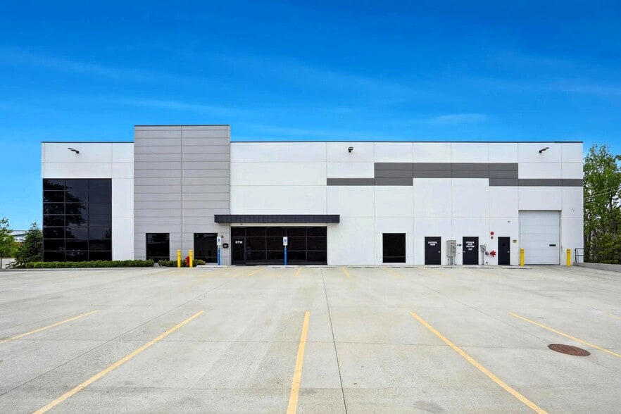 2710 United Ln, Elk Grove Village, IL for lease - Building Photo - Image 3 of 13