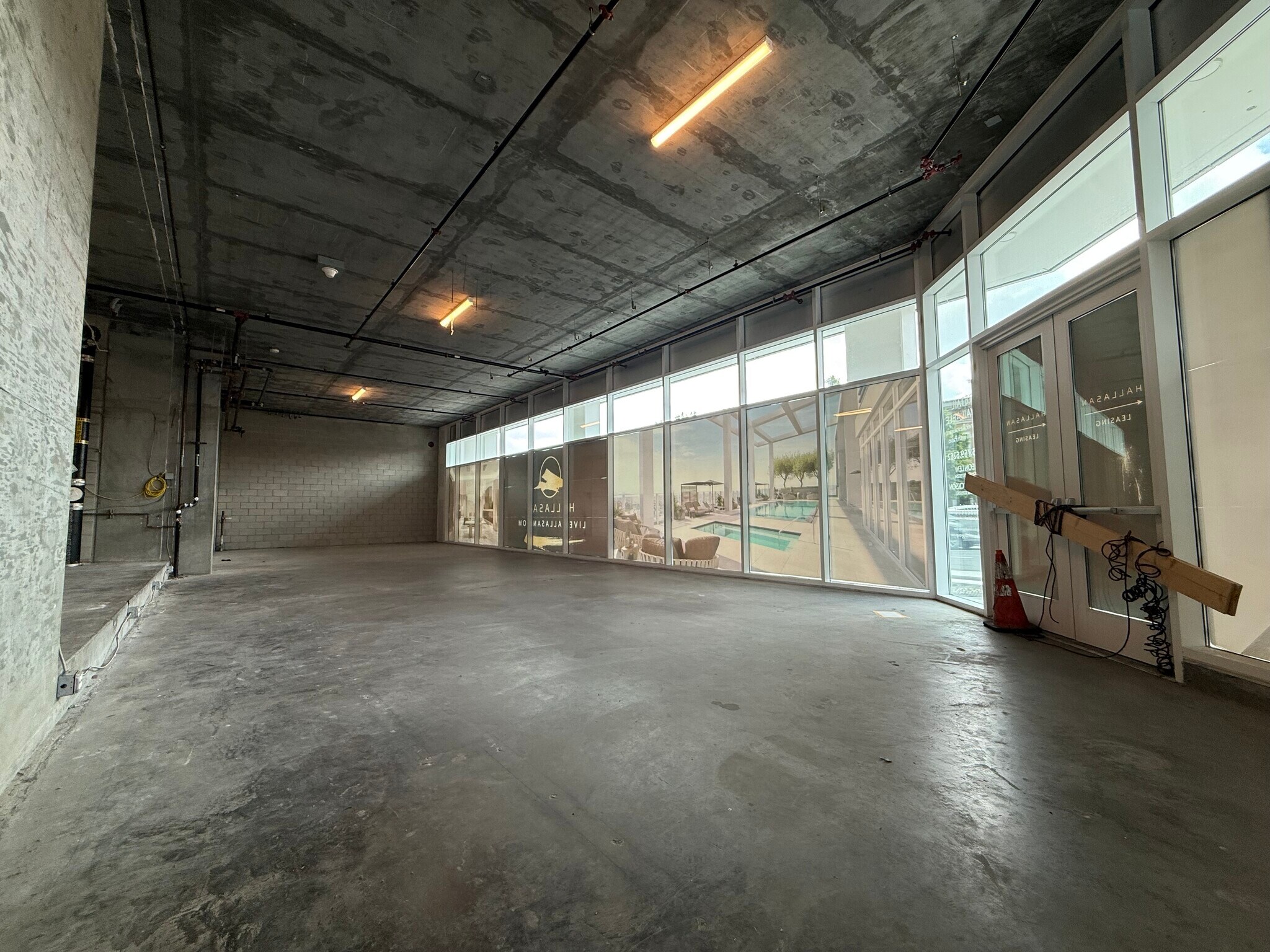 696 S New Hampshire Ave, Los Angeles, CA for lease Interior Photo- Image 1 of 14