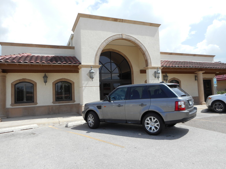 2404 S Expressway 77/83, Harlingen, TX for lease - Building Photo - Image 1 of 30