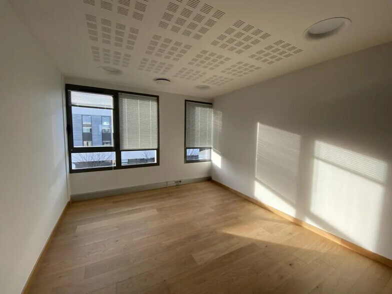 Office in Saint-Grégoire for lease - Interior Photo - Image 2 of 6