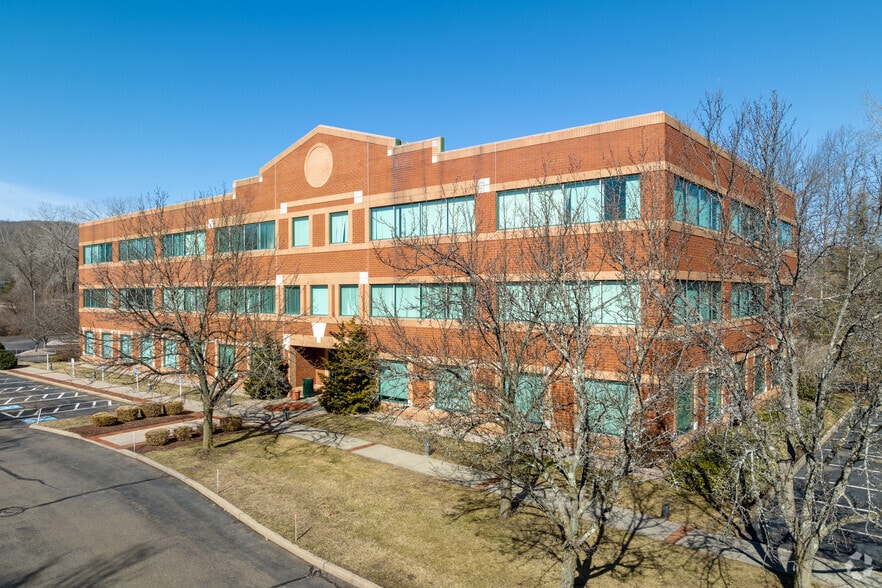 700 W Johnson Ave, Cheshire, CT for lease - Building Photo - Image 1 of 9