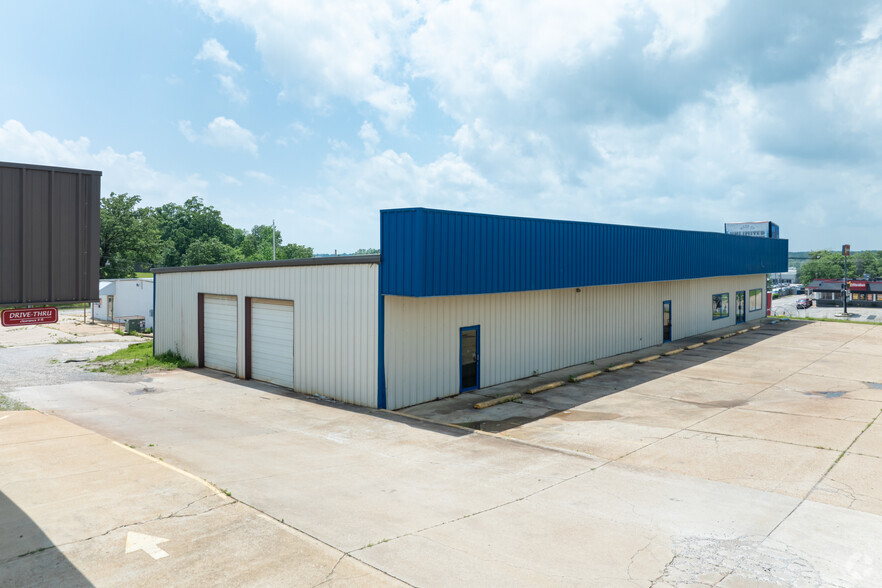 1138 Vine St, Poplar Bluff, MO for lease - Building Photo - Image 2 of 7