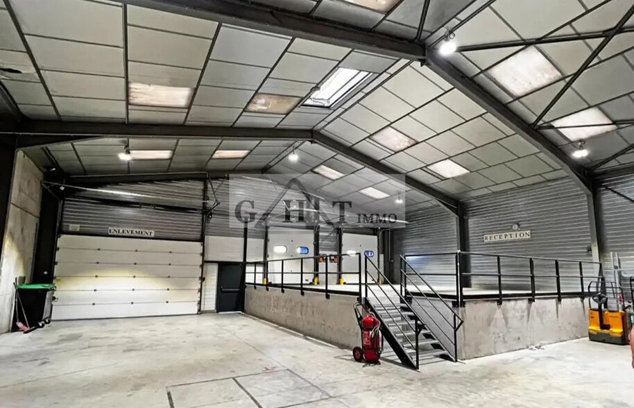 Industrial in Saint-Fargeau-Ponthierry for sale - Interior Photo - Image 1 of 5