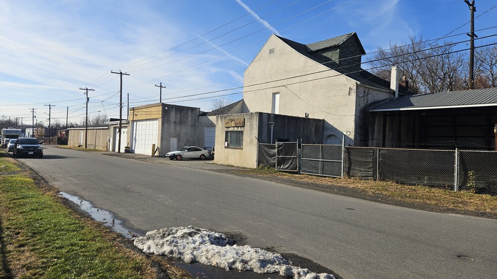 2409 Amelia Ave, Scranton, PA for lease - Building Photo - Image 3 of 4