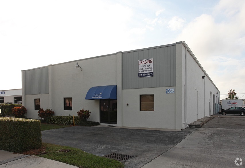 1368 N Killian Dr, Lake Park, FL for lease - Primary Photo - Image 2 of 4