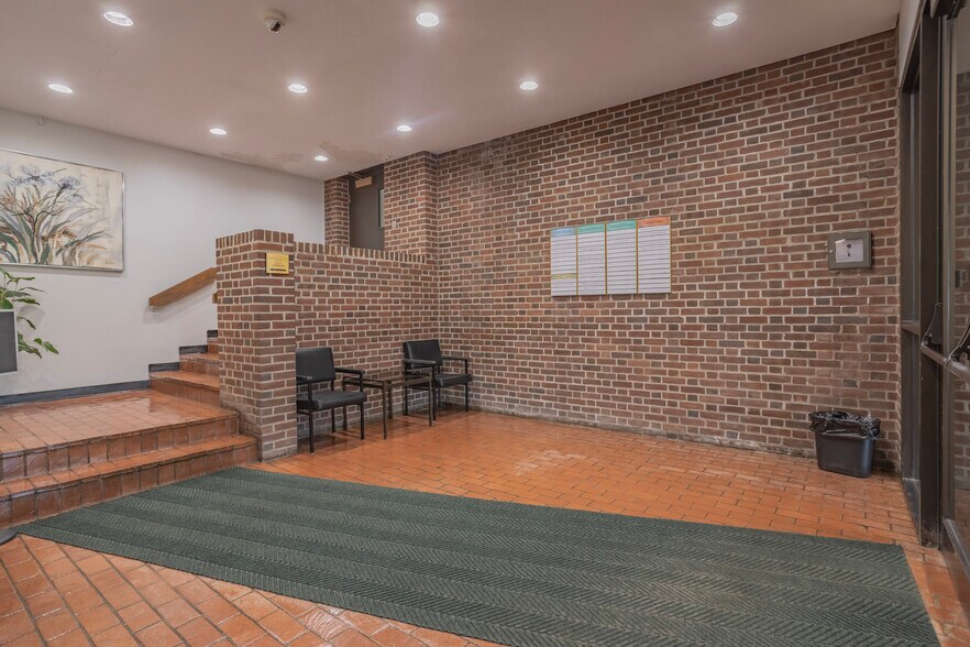 524 W Stephenson St, Freeport, IL 61032 524 Building