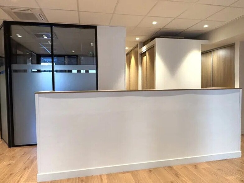 Office in Lyon for lease - Interior Photo - Image 3 of 5