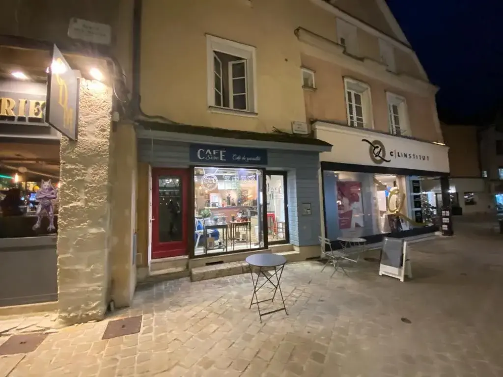 Retail in Chartres for lease Building Photo- Image 1 of 10