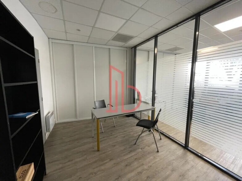 Office in Bordeaux for lease - Interior Photo - Image 3 of 5
