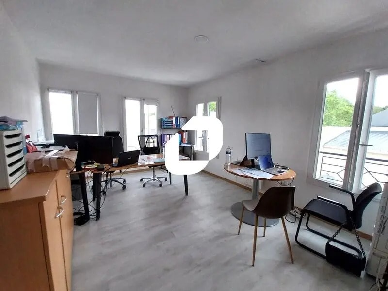 Office in Élancourt for lease Interior Photo- Image 1 of 10