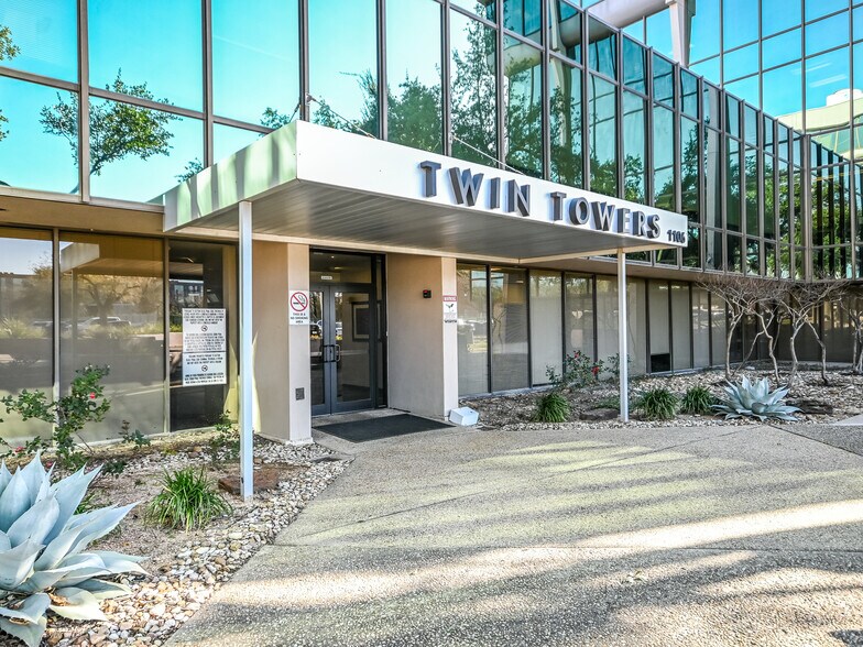 1106 Clayton Ln, Austin, TX for lease - Building Photo - Image 3 of 17