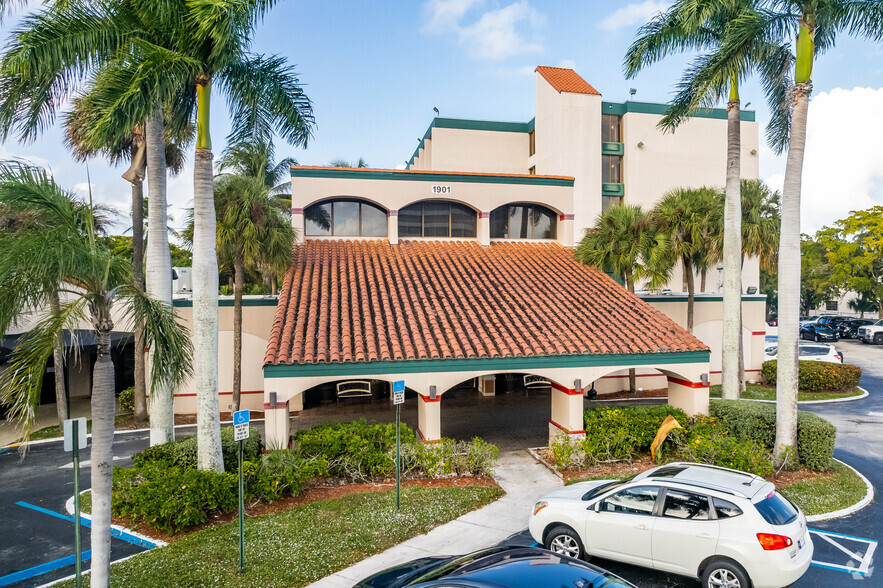 1901 Palm Beach Lakes Blvd, West Palm Beach, FL for lease - Building Photo - Image 2 of 4