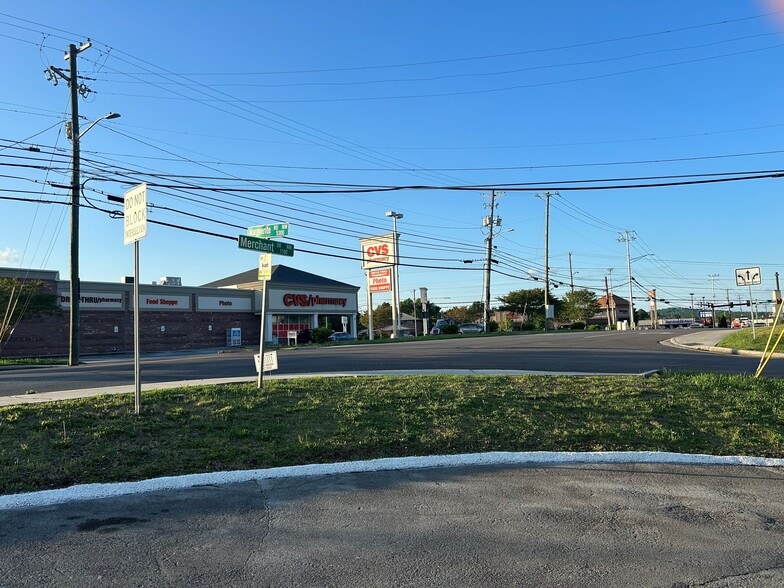 1104 Merchant Dr, Knoxville, TN for sale - Building Photo - Image 3 of 6