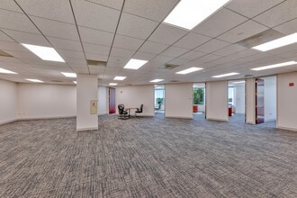 25 NW Point Blvd, Elk Grove Village, IL for lease Interior Photo- Image 2 of 3