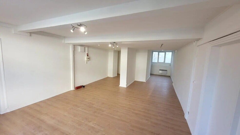 Flex in Montauban for lease - Interior Photo - Image 2 of 3