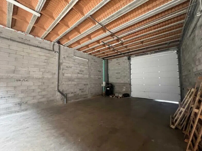 Flex in Yvrac for lease - Interior Photo - Image 1 of 7