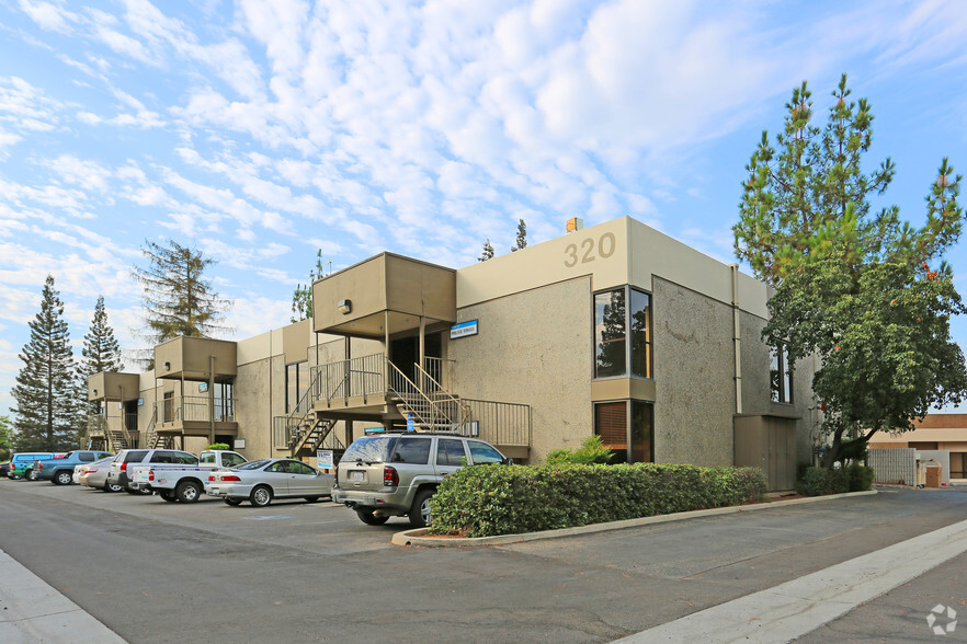 320 W Bedford Ave, Fresno, CA for lease - Primary Photo - Image 1 of 5