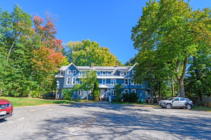 Pittsfield Portfolio portfolio of 2 properties for sale on LoopNet.com - Building Photo - Image 2 of 11