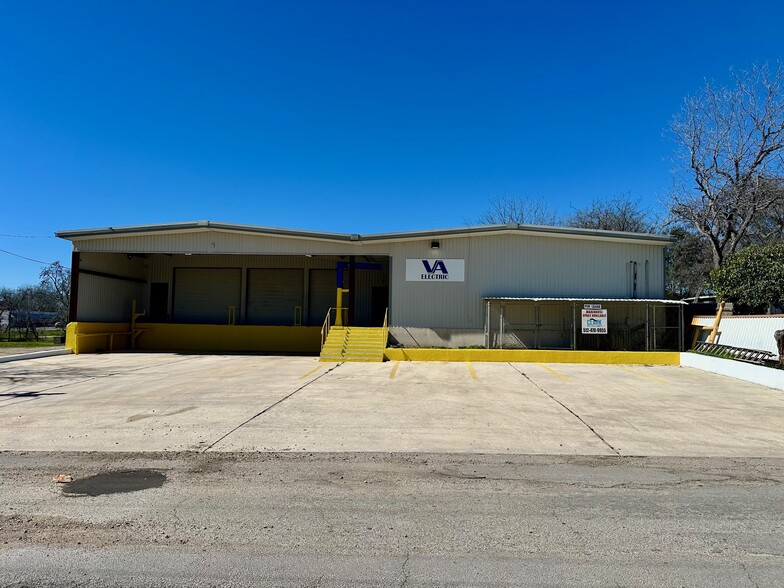 210 Gravel St, Seguin, TX for lease - Building Photo - Image 1 of 40