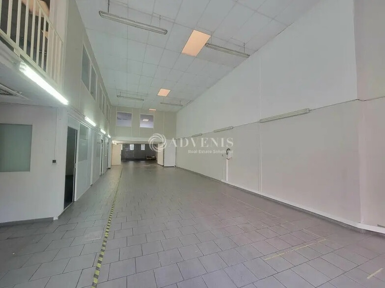Flex in Courbevoie for lease - Building Photo - Image 1 of 8