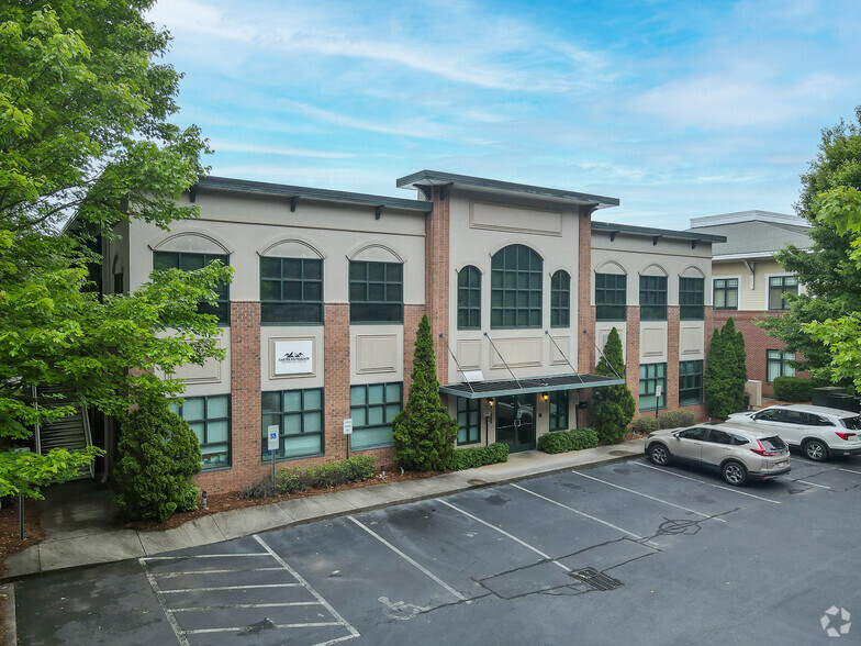 10210 Hickorywood Hill Ave, Huntersville, NC for lease - Building Photo - Image 1 of 7