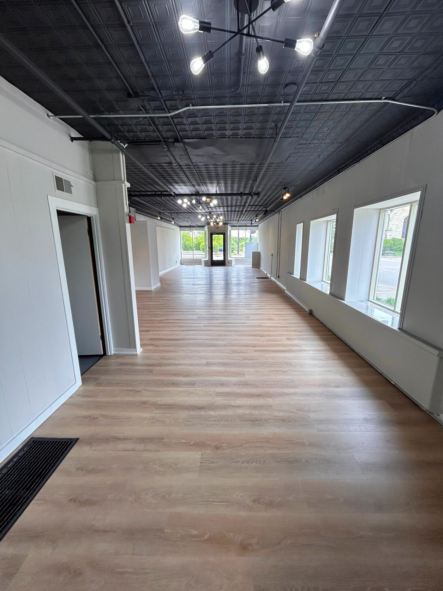 141 S Batavia Ave, Batavia, IL for lease Interior Photo- Image 1 of 16