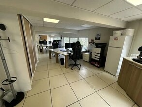 Retail in Ivry-sur-Seine for lease Interior Photo- Image 2 of 2