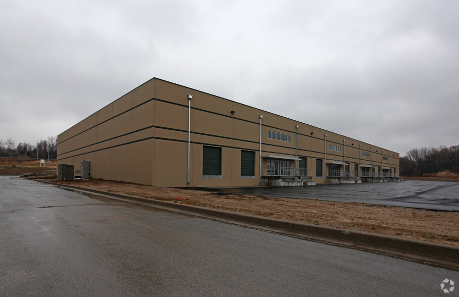 2610 NE Industrial Dr, North Kansas City, MO for lease - Building Photo - Image 2 of 7